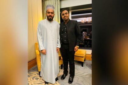 Dr. Thousif Pasha welcomed Haji Shihab Chittoor, who embarked on an inspirational journey to Mecca by foot in 12 months. (1)