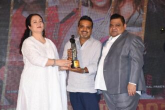 Raju-Gauli-DOP-of-50-superhit-shows-including-Ishqbaaz-Naagin-honoured-with-Dada-Saheb-Phalke-Indian-Television-Award-by-Mandakini-