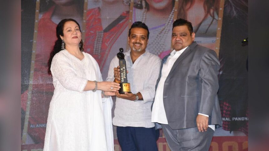 Raju-Gauli-DOP-of-50-superhit-shows-including-Ishqbaaz-Naagin-honoured-with-Dada-Saheb-Phalke-Indian-Television-Award-by-Mandakini-